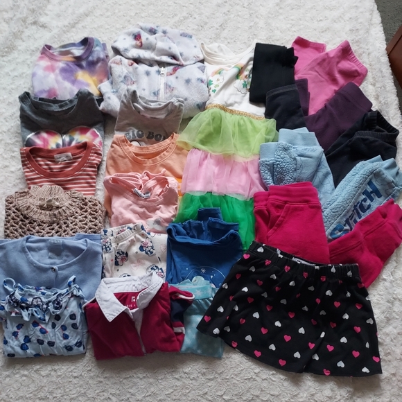 5/5T Girls 22 Pieces Clothes Bundle - Picture 1 of 6